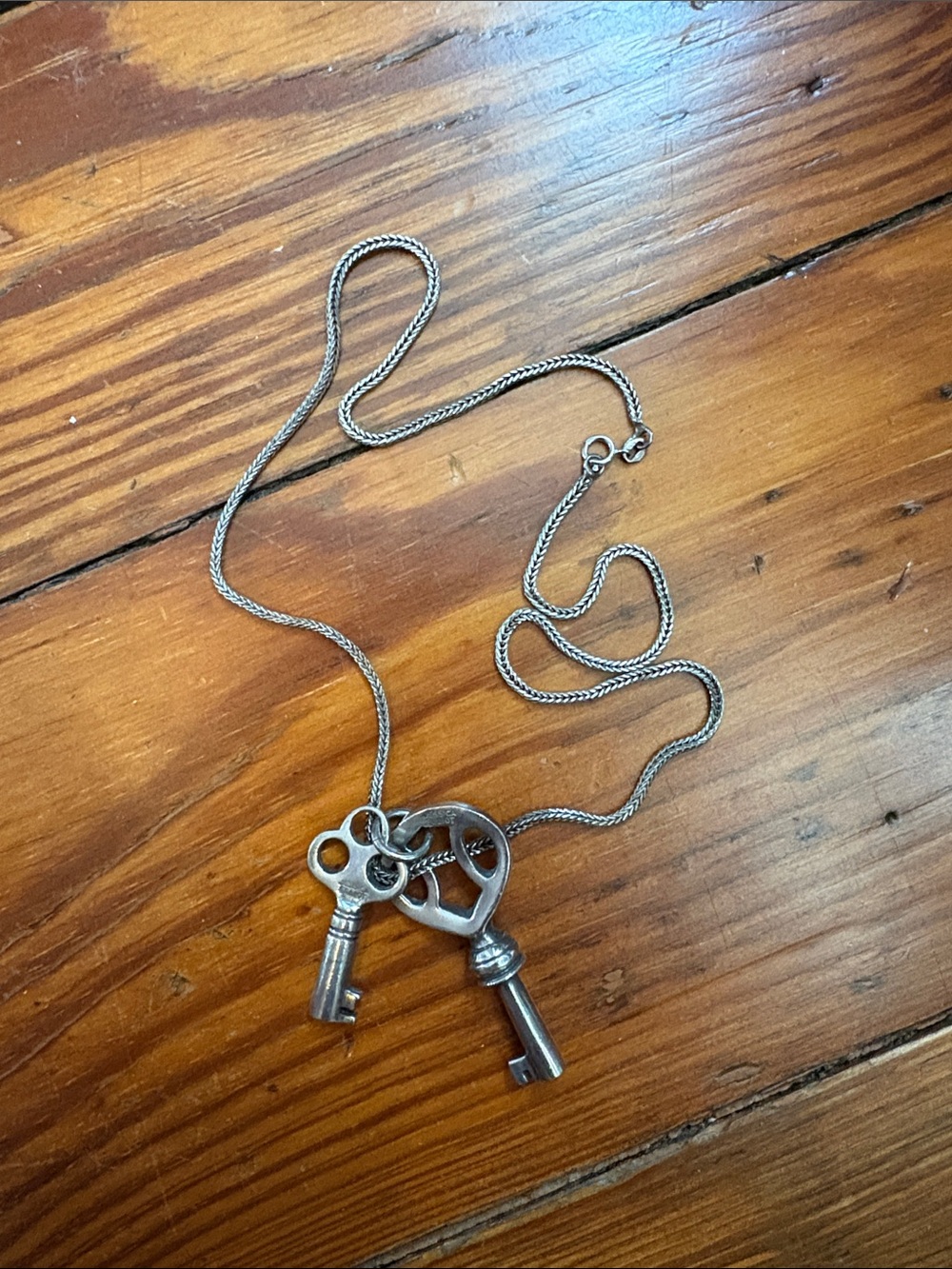 Vintage Jessica Elliot Signed Double Key Necklace – Silver Tone